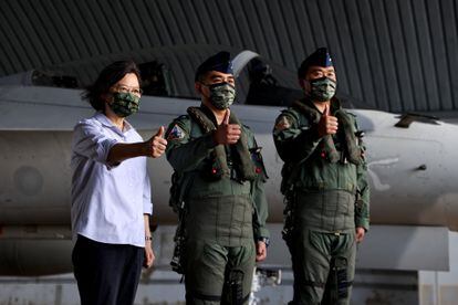 La presidenta de Taiwán, Tsai Ing-wen, posaba este martes junto a dos pilotos en la base aérea de las islas Penghu.