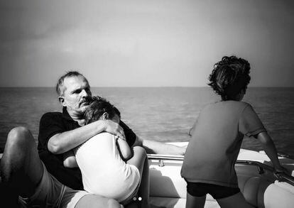 Miguel Bosé, en una de las fotos con sus hijos que ha publicado en Instagram.