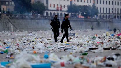 Restos de basura en una playa de A Coruña tras la celebración de la noche de San Juan.