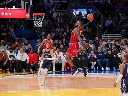 LeBron james, de la Conferencia Oeste, se dispone a hacer un mate en un lance del partido de las estrellas de la NBA.