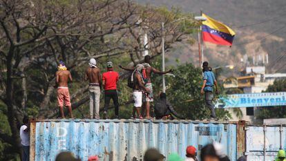 Ciudadanos venezolanos en el puente fronterizo Simón Bolivar durante el bloqueo de los accesos a Colombia, el 25 de febrero de 2019.