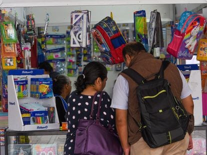 Padres de familia compran útiles escolares en una papelería del Estado de México.