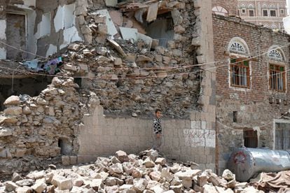 Un niño permanece junto a una casa destruida por un ataque aéreo en el casco antiguo de Sanaa, capital de Yemen, el 8 de agosto de 2018. "Los niños nunca son parte de los conflictos", recuerda Lorena Cobas, responsable de emergencias del comité español de Unicef.