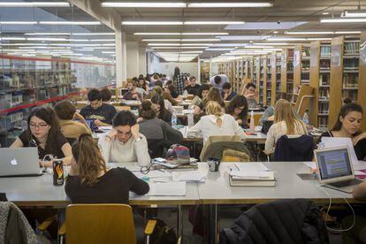 Estudiantes en la biblioteca en una univesidad de Barcelona