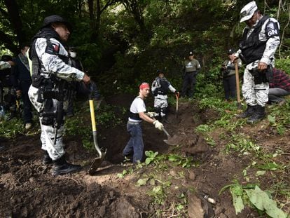 Buscadores y elementos de la Guardia Nacional buscan restos humanos en una fos en Guerrero, en una imagen de archivo.