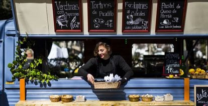Un camión vende comida en Azca, el distrito financiero de Madrid.