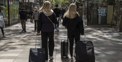Dos turistas en el paseo de La Rambla, en Barcelona. 