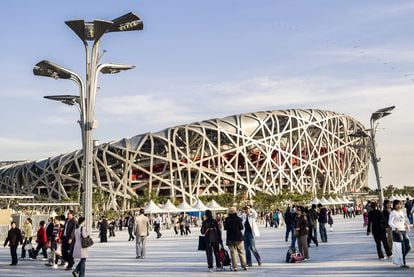 El estadio nacional de Pekín, sede de los Juegos Olímpicos de 2008, se hizo famoso por su diseño exterior en forma de nido de pájaro. Tanto que, además de convertirse en una de las imágenes más icónicas de la capital china, se ha convertido en hito turístico: más de 30.000 personas lo visitaron a diario para contemplar, también, su espectacular interior