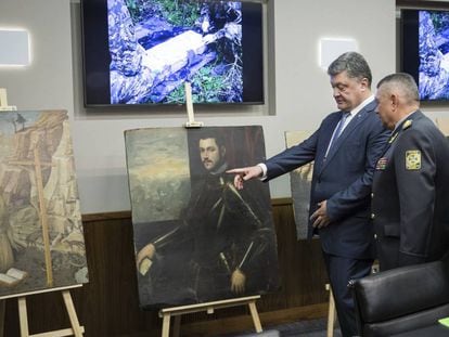 El presidente ucranio Petro Poroshenko observa las pinturas recuperadas, en Kiev, el pasado 11 de mayo. 
