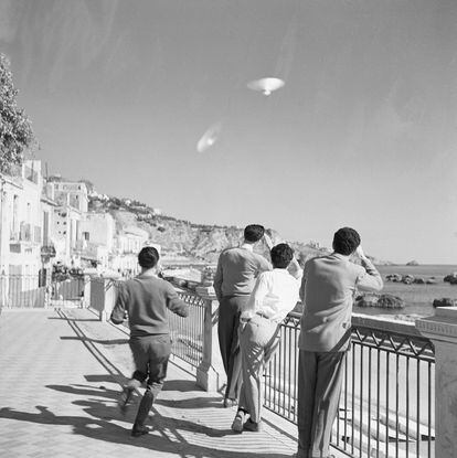 Cuatro hombres observan en Sicilia unos objetos extraños en el cielo en unas fotografías popularizadas en 1954.