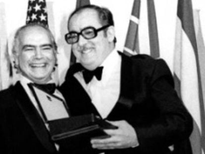 El cineasta José Luis Borau recibe en 1975 la Concha de Oro del Festival de Cine de San Sebastián por 'Furtivos'.