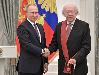 Vladimir Putin condecora a Gennady Rozhdestvensky en un acto celebrado en el Kremlin el pasado año.