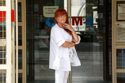 Marisa Fernández posa en la puerta del centro de salud Rafael Alberti, en Vallecas.