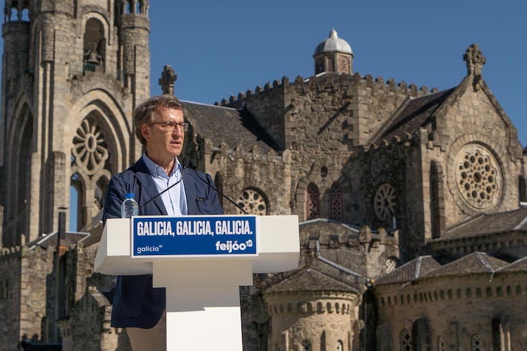 El presidente gallego y candidato del PP, Alberto Núñez Feijóo, participa en un mitin en O Carballiño (Ourense), el pasado viernes.