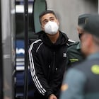 A CORUÑA, 05/08/2021.- Uno de los tres hombres adultos encarcelados como presuntos autores del asesinato, que acabó con la vida de Samuel Lewis, sale del juzgado de A Coruña, conducido por agentes de la Guardia Civil hasta el autobús que Will llevó a Teixeiro a la cárcel. EFE / Cabalar