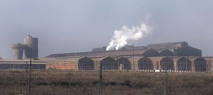 Una factoría emite gases en un polígono de Madrid.
