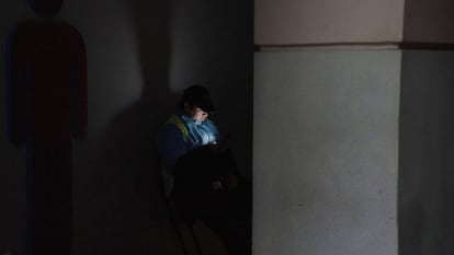 Argentina ha amanecido este domingo a oscuras. Un apagón masivo ha dejado desde las siete de la mañana hora local (12.00 hora peninsular española) sin electricidad a todo el país sudamericano y a buena parte de su vecino Uruguay. En la imagen, un usuario de la estación de tren de la Constitución, en Buenos Aires, que ha quedado paralizada.