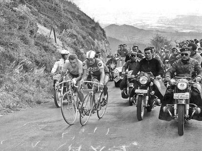 Jacques Anquetil y Raymond Poulidor pugnan durante la subida al Puy de Dôme en el Tour de 1964.