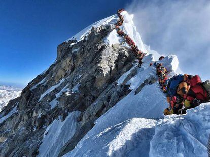 En vídeo, Alpinistas esperan su turno para llegar a la cumbre del Everest.