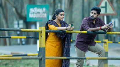 Los protagonistas de 'Suzhal', durante la primera temporada de la serie india.
