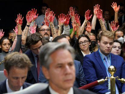 Un grupo de activistas protestaba el martes, con las manos pintadas de rojo, contra los bombardeos de Israel en Gaza detrás del secretario de Estado, Antony Blinken, en Washington.