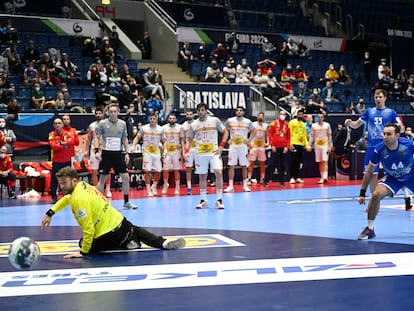 Igor Soroka falla el siete metros ante Pérez de Vargas con el tiempo cumplido.