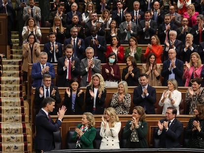 Pedro Sánchez era aplaudido por su Gobierno y diputados socialistas tras su intervención en el debate de investidura.