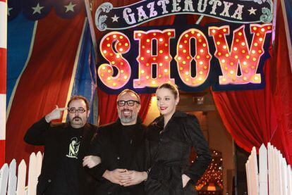 Álex de la Iglesia (en el centro), con Carlos Areces y Carolina Bang, dos de los intérpretes de su filme, ayer en Tabakalera.