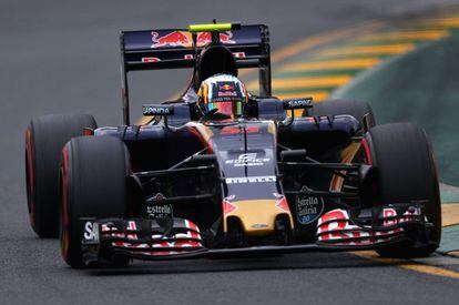 Carlos Sainz conduciendo el Toro Rosso.