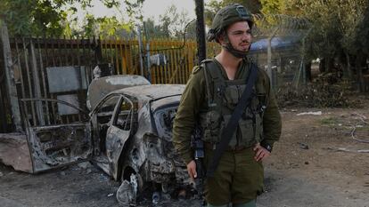 Un militar israelí, a la entrada del kibutz Beeri.