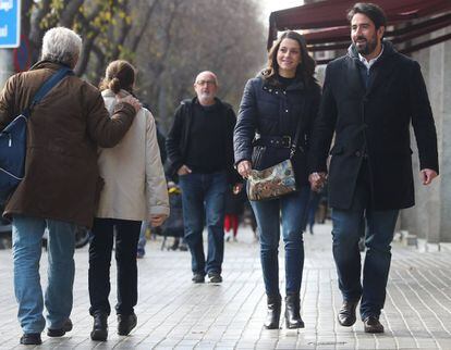 La cabeza de lista de Ciudadanos, Inés Arrimadas, junto a su marido, Xavier Cima, pasea por el barrio de Les Corts de Barcelona durante la jornada de reflexión de las elecciones catalanas.