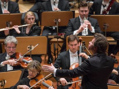 Jakub Hrůša (de espaldas) dirige a la Sinfónica de Bamberg, el pasado lunes en Zaragoza.