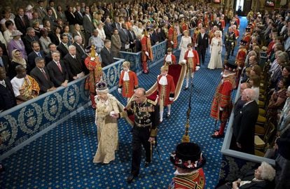 La reina Isabel II de Inglaterra y su esposo el príncipe Felipe de Edimburgo, entran en el Palacio de Westminster por la Galería Real, en la apertura del Parlamento el 25 de mayo de 2010.