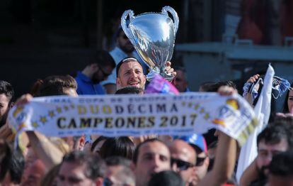 Un aficionado con una réplica de la Copa de Europa en la plaza de la Cibeles. 