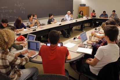 Un momento de la clase sobre técnicas narrativas que Vargas Llosa impartió ayer en Princeton, con <i>El reino de este mundo, </i>de Alejo Carpentier, como punto de partida.