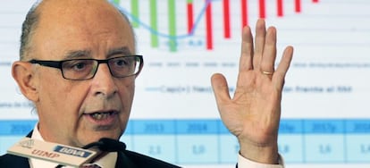 El ministro de Hacienda, Cristóbal Montoro, durante su intervención en el curso de la UIMP y la APIE.