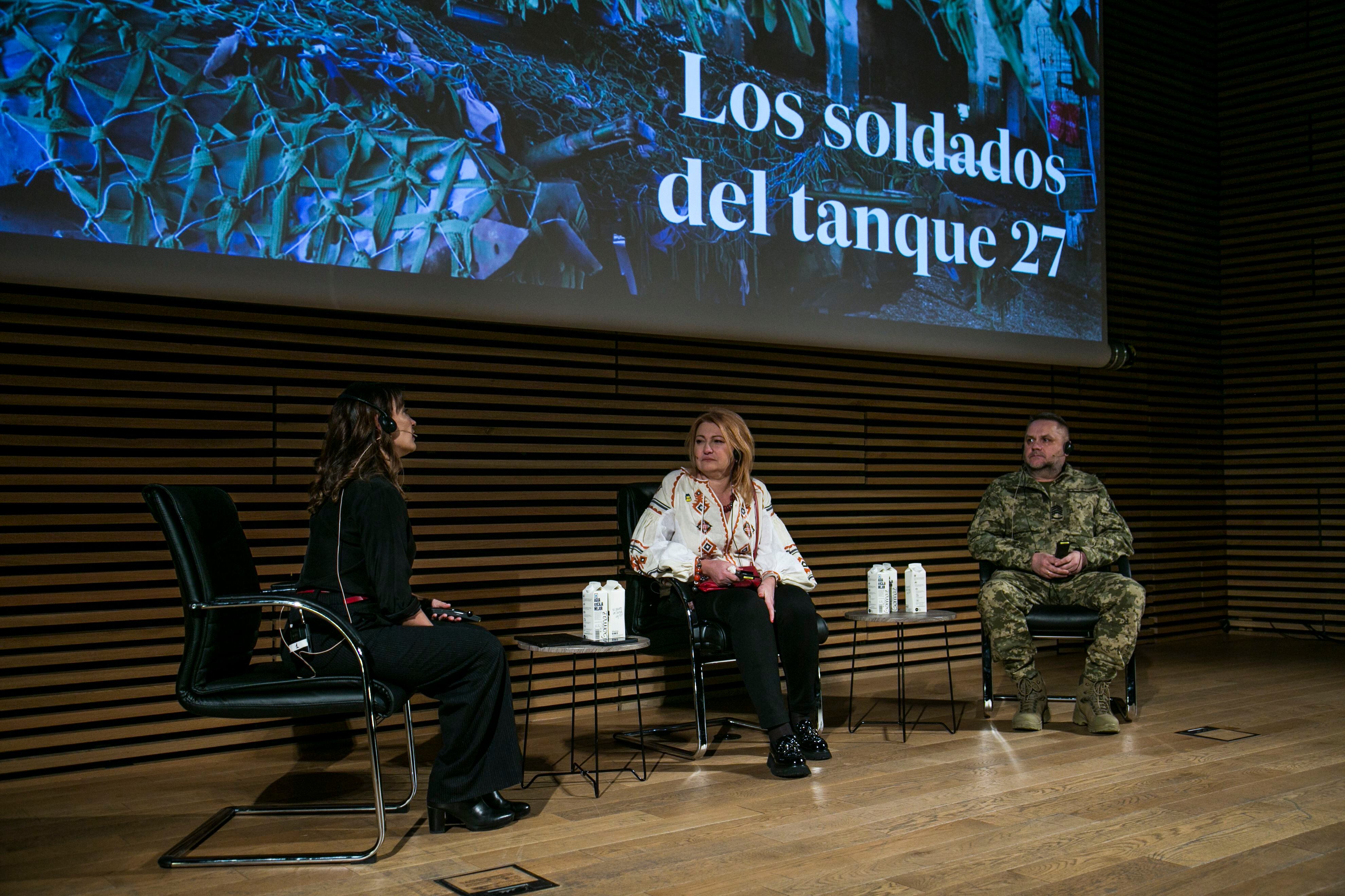 Mónica Ceberio, directora del documental, charla con Volodímir Orenchak y su esposa, Ola, durante la presentación de ‘Los soldados del tanque 27’. 