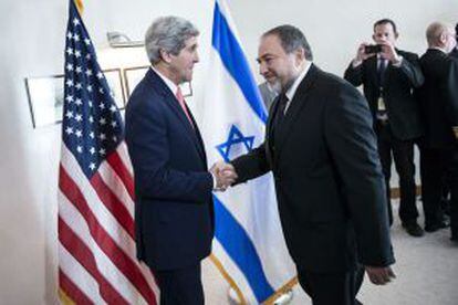 John Kerry con su homólogo israelí, Avigdor Lieberman, en su visita a Jerusalén.