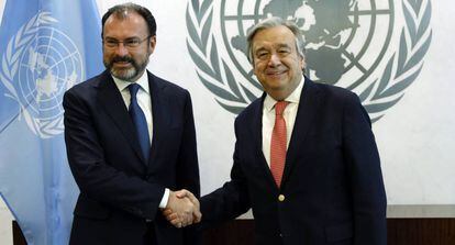 El secretario general de la ONU Ant&oacute;nio Guterres (derecha), con el canciller mexicano, Luis Videgaray.