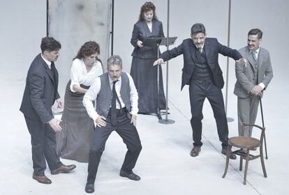 Escena de la obra Premis i càstigs, presentada en el Grec barcelonés y que regresará a la cartelera en otoño en el Teatre Lliure.