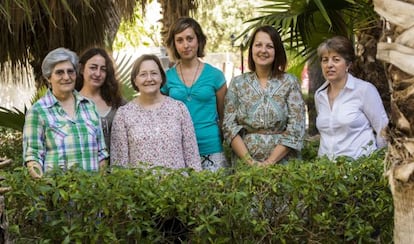 Las monjas adoratrices Aurelia Cuesta (primera por la izquierda) y María José Palominio (tercera), acompañadas de empleadas de la casa de acogida: Sonia Pérez (educadora, primera en segunda fila), Elena Guerra (trabajadora social, de azul), Dolores Martínez y Librada Luiz.