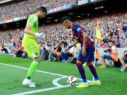 Neymar enfrenta a Rulli, la temporada pasada en el Camp Nou.
