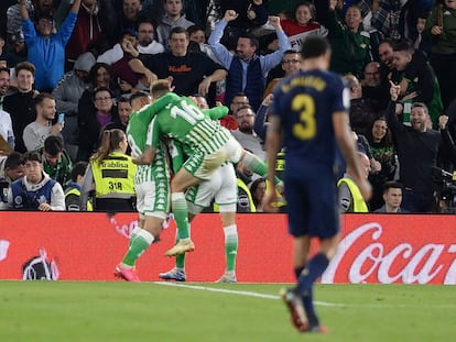 Los jugadores del Betis celebran el gol de Tello, este domingo en Sevilla.