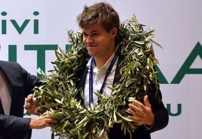 Carlsen, con la corona de laurel de los campeones.