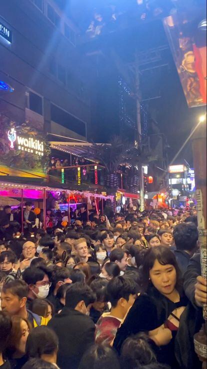 Esta captura de pantalla obtenida de un video muestra la multitud durante la fiesta de Halloween en Seúl. LINDA @DABAKLUS