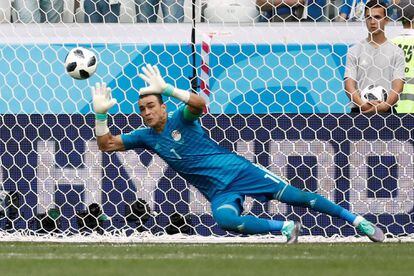 Essam El Hadary detiene un penalti al jugador saudí Fahad Al Muwallad.