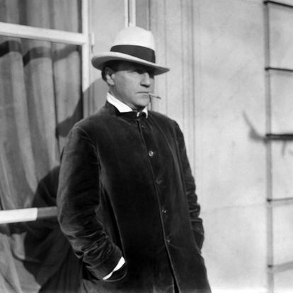 El actor y director Sacha Guitry en París en  1927.
