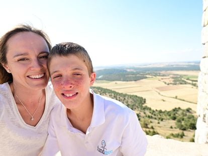 Alvarete posa con su madre.