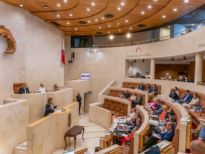 La presidenta de Cantabria, María José Sáenz de Buruaga, en un pleno del Parlamento autónomo el pasado 18 de septiembre en Santander.