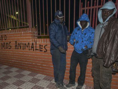 De izquierda a derecha, Mor, David y Moussa, tres senagaleses que suelen acampar en el exterior de la estaci&oacute;n de autobuses.